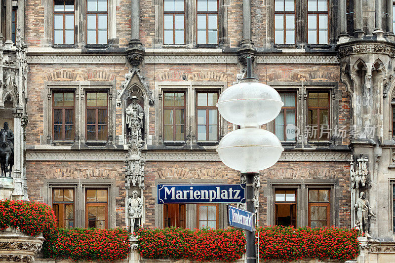 慕尼黑市政厅(Neues Rathaus)，街道标志Marienplatz